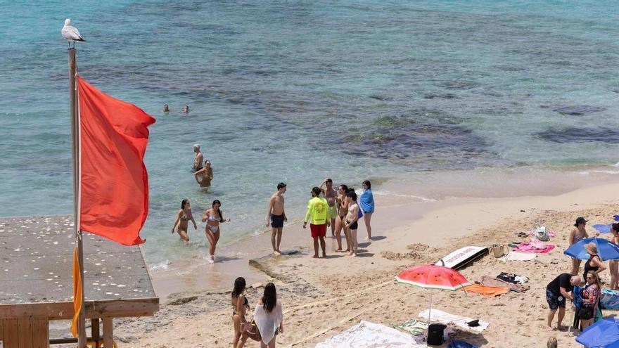 Playas de Ibiza: cerrada al baño Platges de Comte por un vertido de combustible
