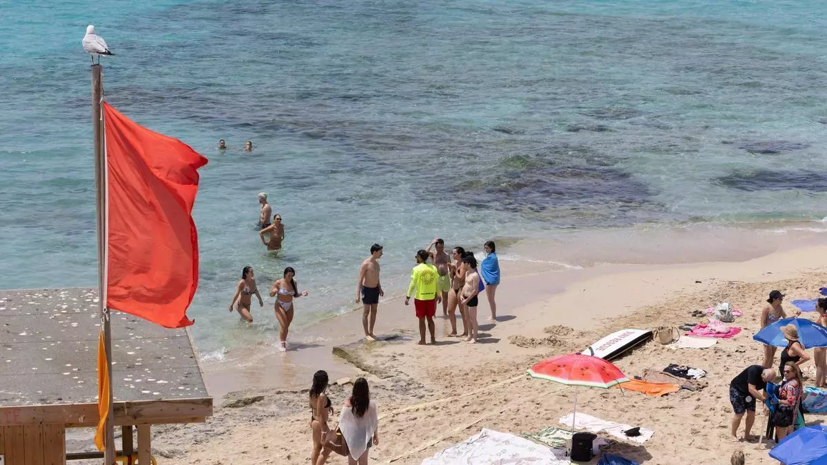 Playas de Ibiza: cerrada al baño Platges de Comte por un vertido de combustible