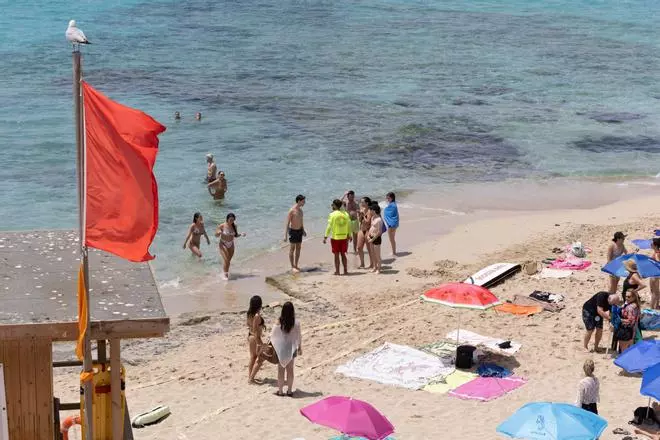 Imágenes de Platges de Comte, cerrada al baño por un vertido de combustible
