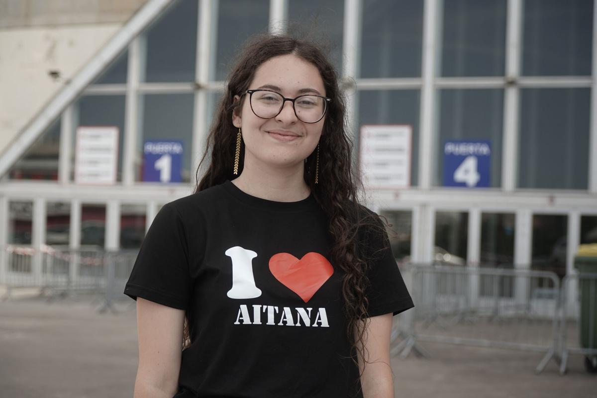 Seguidoras de Aitana acampan a las puertas del Coliseum mientras los operarios llevan a cabo el montaje del escenario para el concierto de este miércoles.