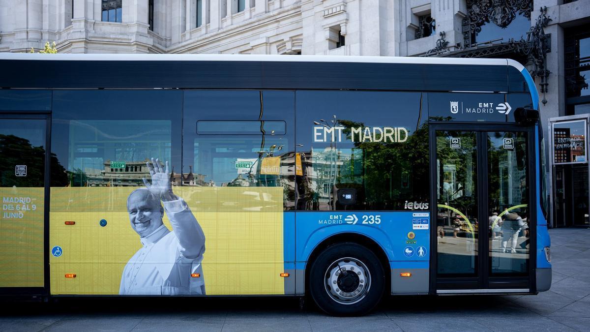 Un autobús de Madrid exhibe un cartel de la campaña de León XIV a la capital.