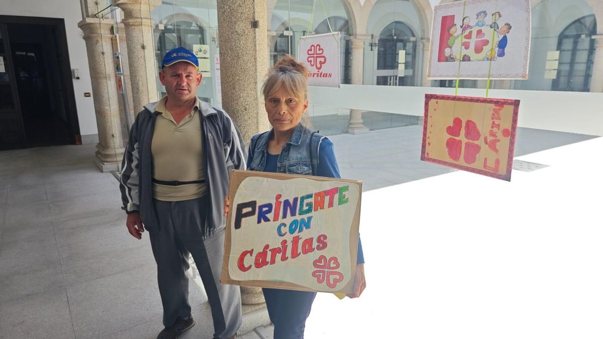 Miembros de Cáritas, en la exposición.