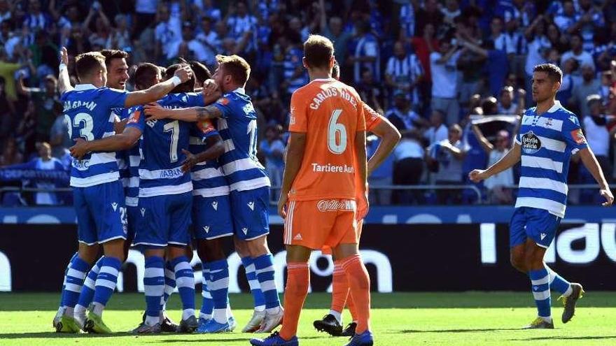 Los jugadores del Deportivo celebran uno de los goles al Oviedo en Riazor.