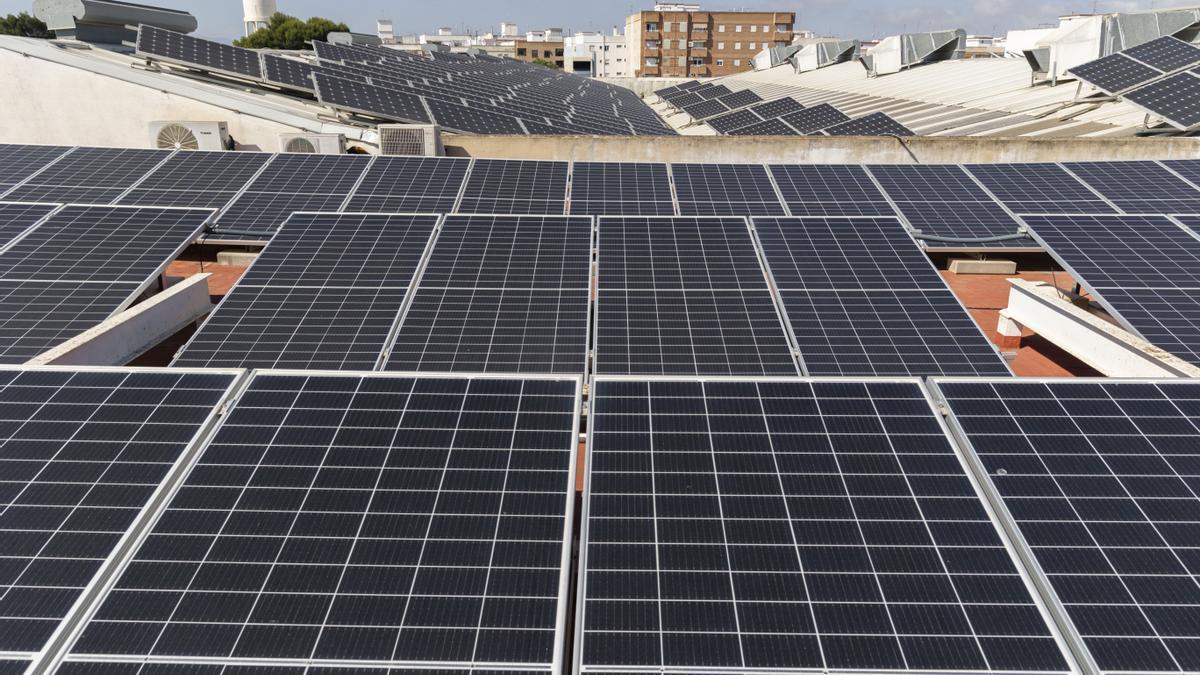 Placas solares en el tejado de un edificio.