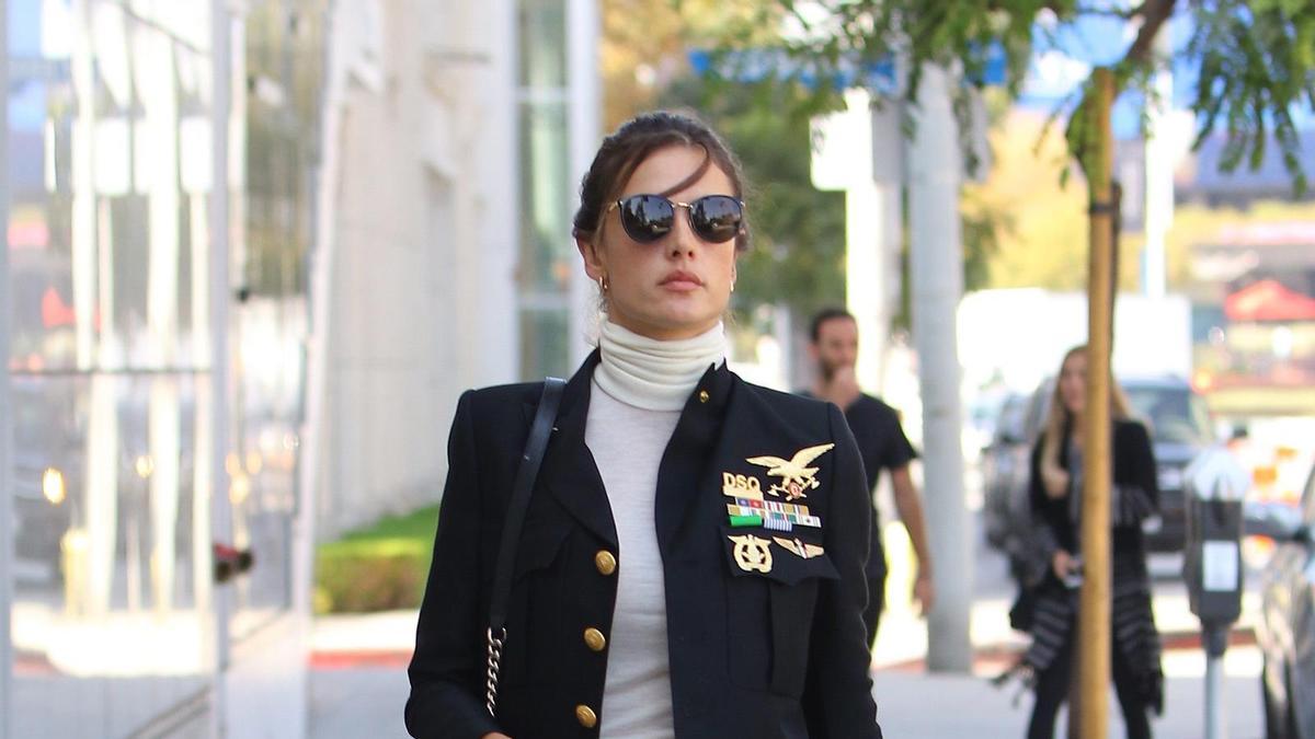 La chaqueta militar de Alessandra Ambrosio