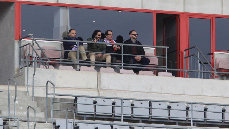 Raúl Moro (3º izq.) vio el partido acompañado por Deseado Flores (1º izq.) y el hermano de éste, Miguel Ángel Flores, (4º der.) en un palco VIP.