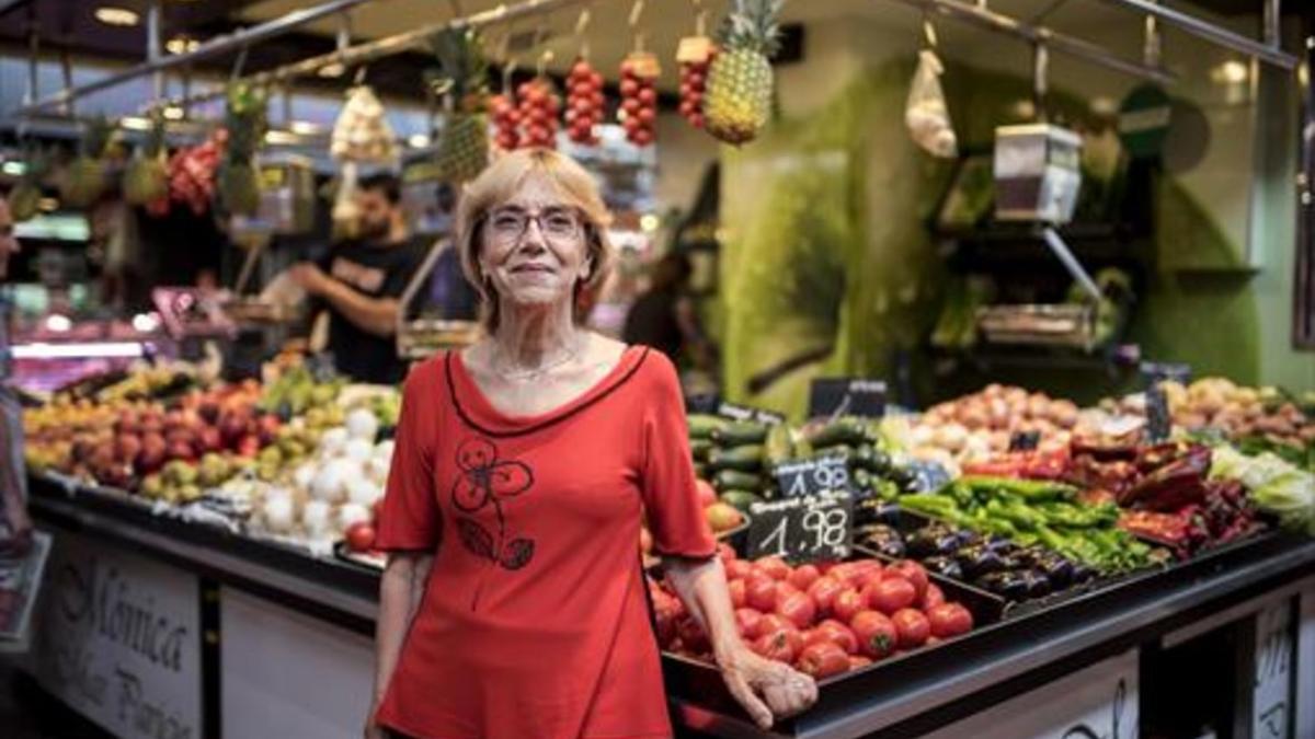 Imma Colomer, en el mercado de la Llibertat, en el que se abastece de todos los alimentos frescos.