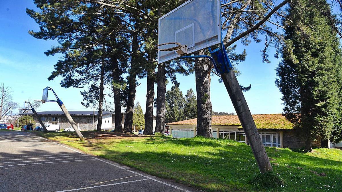 Pistas de baloncesto en  estado precario. |   // VÍCTOR ECHAVE