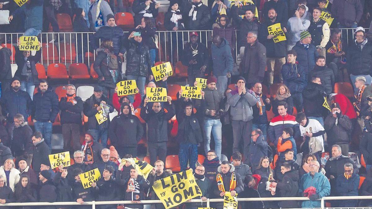 Protestas aficionados valencianistas antes del partido de liga Valencia CF - Athletic de Bilbao