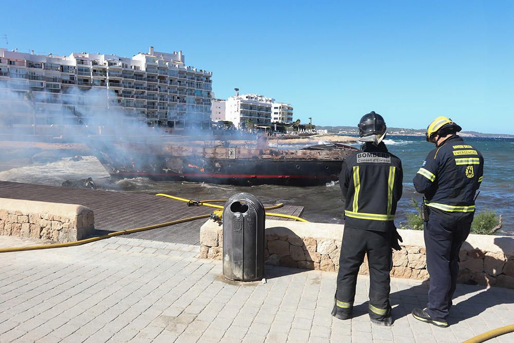 Arden dos barcos enfrente de la costa de Ibiza