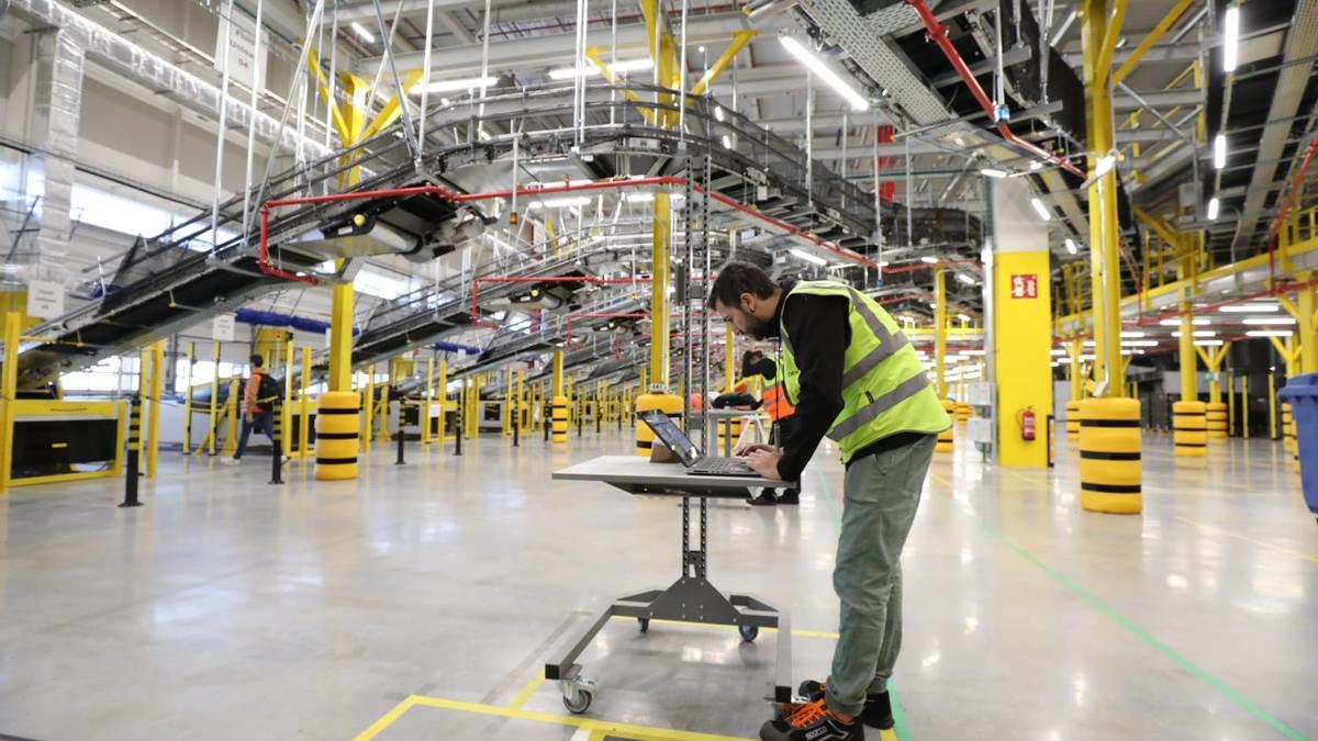 En imágenes | Así es el nuevo gran almacén de Amazon en Plaza - El  Periódico de Aragón