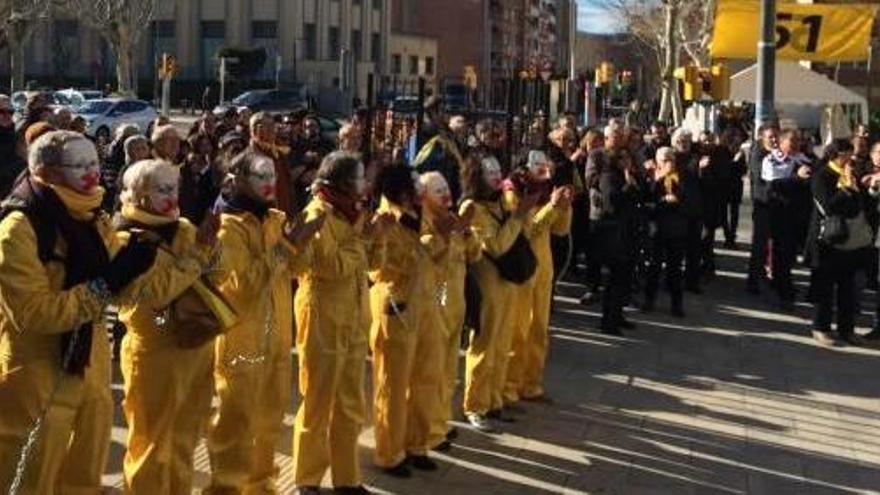 Membres dels CDR vestits de groc, encadenats i amb màscares, concentrats ahir als jutjats d&#039;Igualada