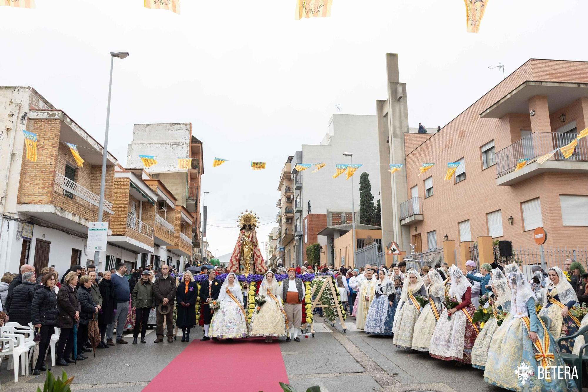 Bétera celebra la ofrenda a la Mare de Déu
