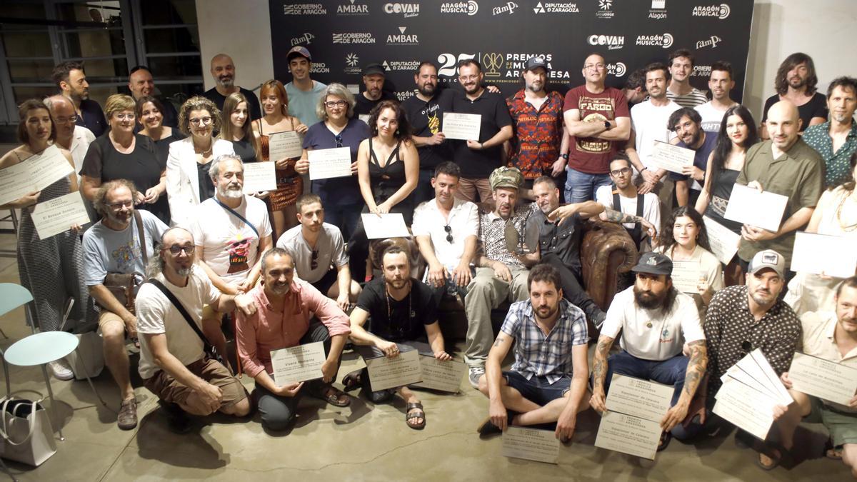 Buena parte de los nominados, con los representantes institucionales, en el Espacio Ambar de Zaragoza.