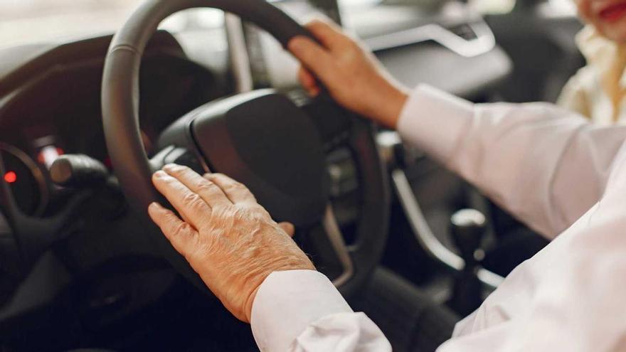 La DGT vol revisar la normativa: es retirarà el carnet de conduir als més grans de 65 anys?