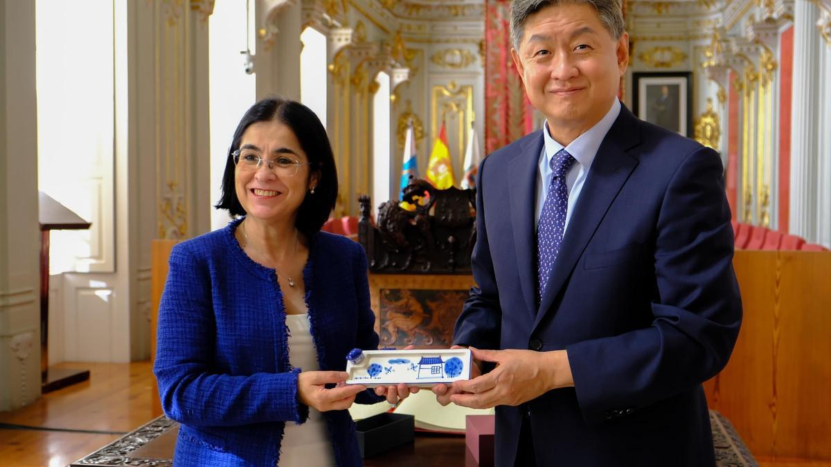 La alcaldesa Carolina Darias y el embajador de la República de Corea, Lim Soosuk