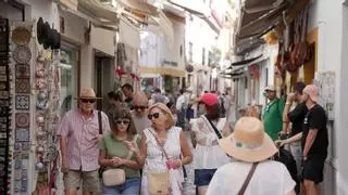Los turistas desafían el calor para conocer Córdoba en pleno agosto: «Ya nos habían dicho que hacía mucho, pero no nos ha importado»