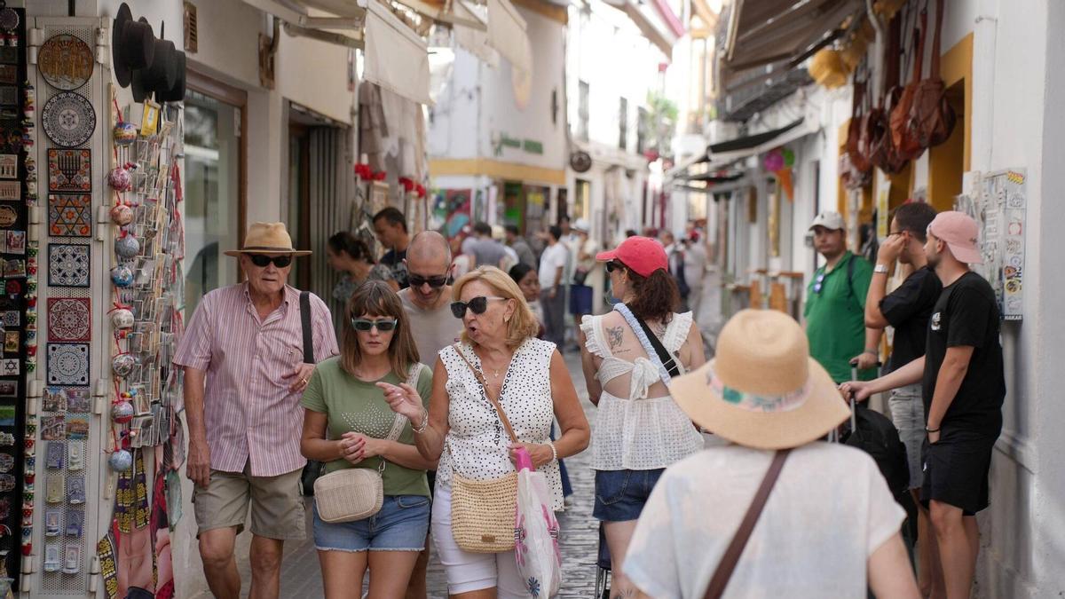 Turistas en la Judería este mes de agosto.