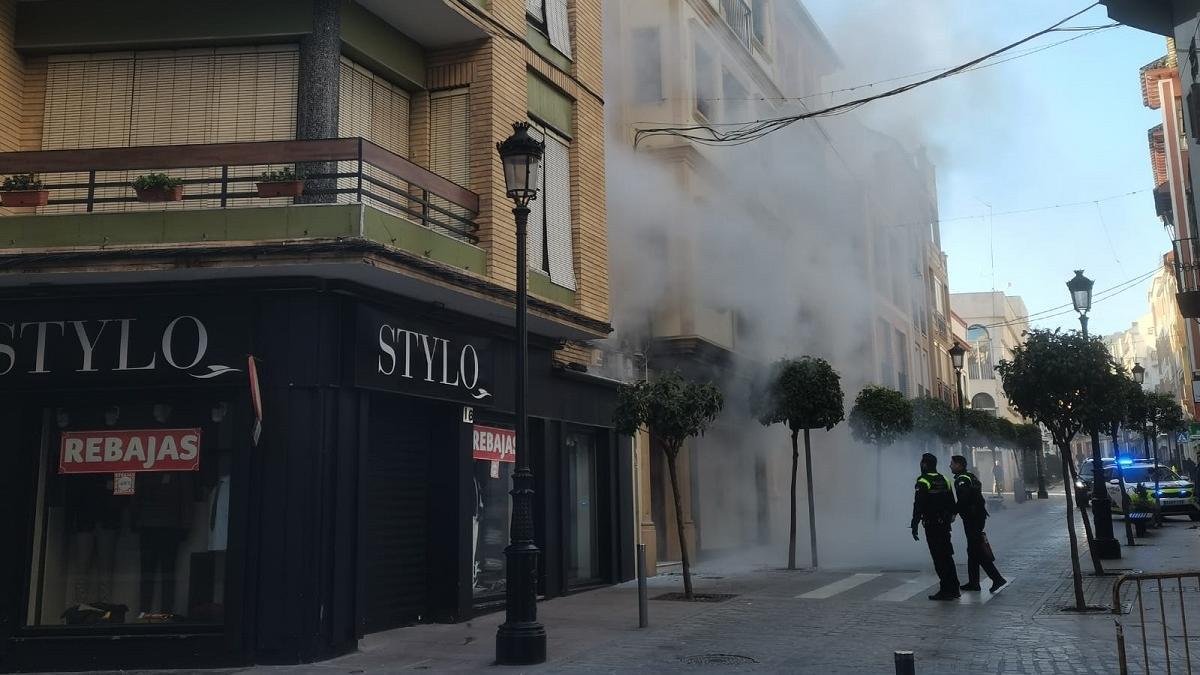 Dos agentes de la Policía Local de Lucena han sido los primeros en llegar y han sofocado las llamas con un extintor.