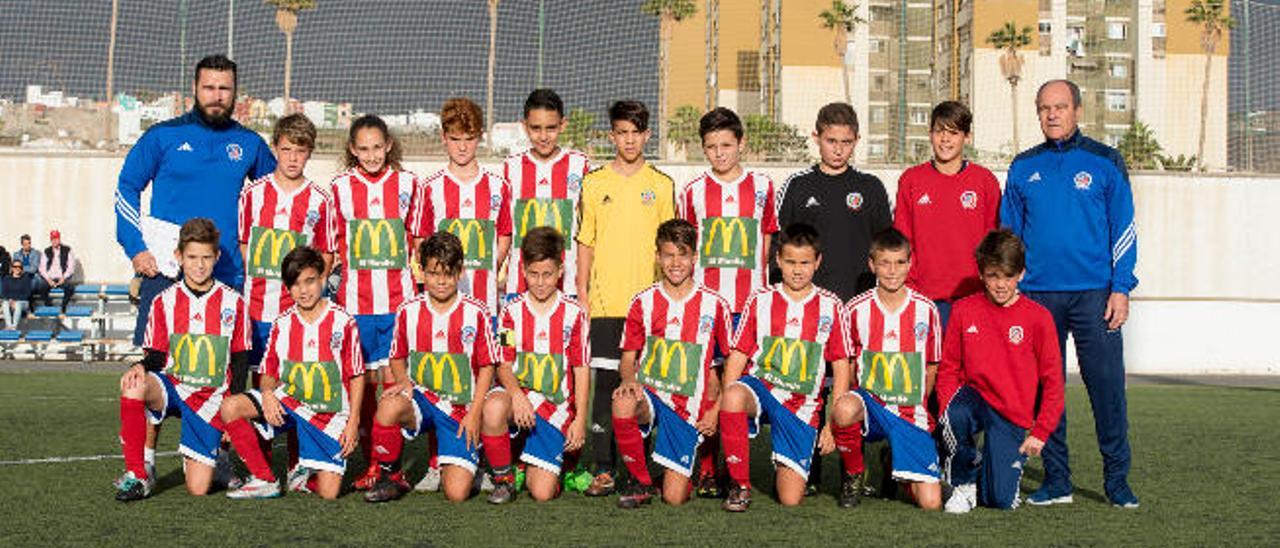 Los protagonistas del partido de la jornada, los primeros equipos alevines del Atlético Gran Canaria y La Garita en el campo de fútbol 8 del Mundial 82.