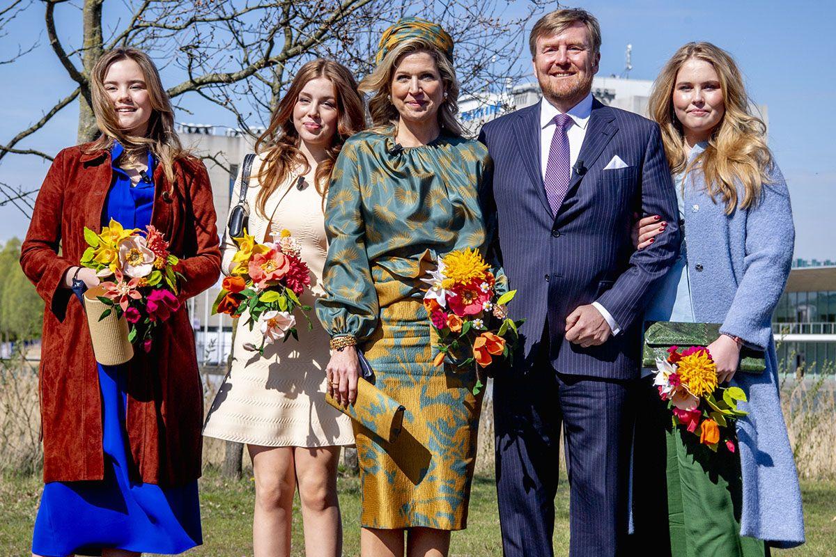 La reina Maxima de Holanda junto a su marido y sus tres hijas