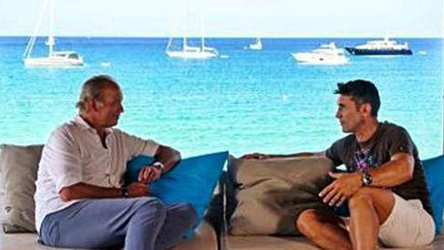 Bertín Osborne y Jesús Vázquez charlan con vistas al mar.