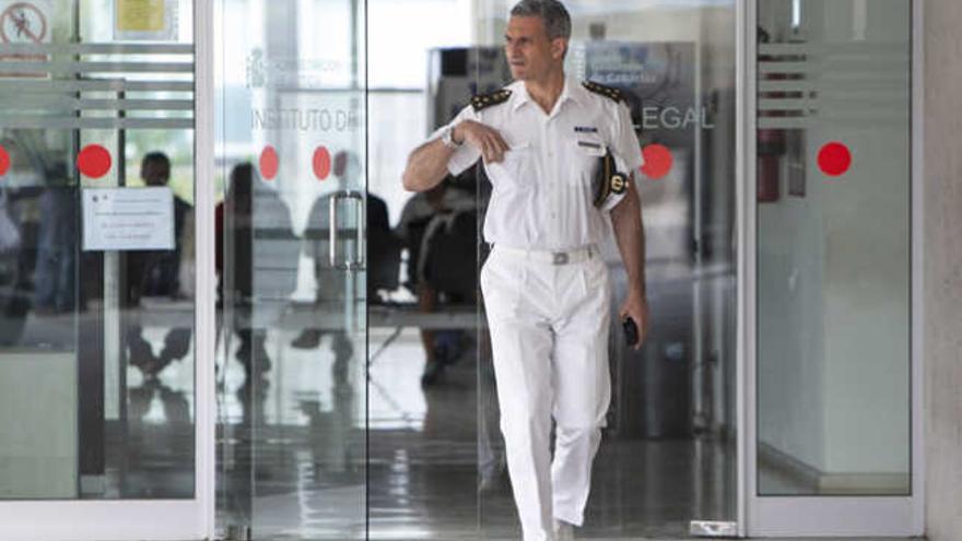 Un oficial militar al salir del Instituto de Medicina Legal, ayer. | Autor: Quique Curbelo