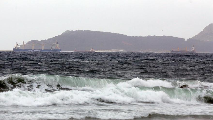 Hasta 8 barcos mercantes permanecieron a resguardo el jueves en la ría de Vigo // R. Grobas