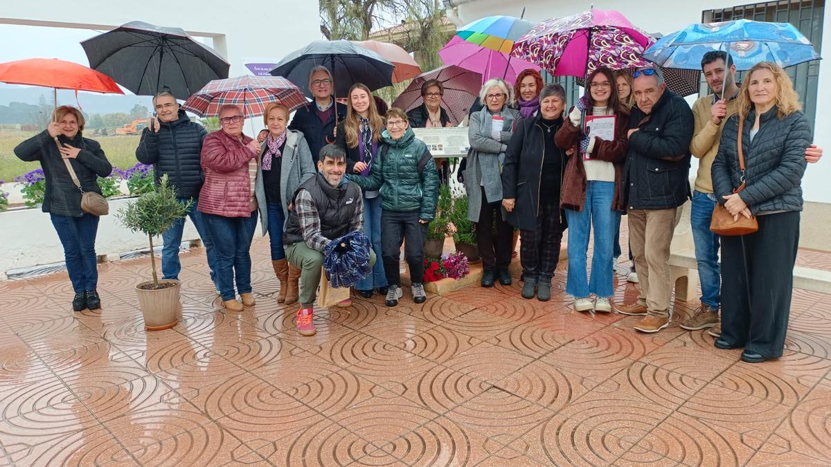Familiares, autoridades y participantes en el homenaje.