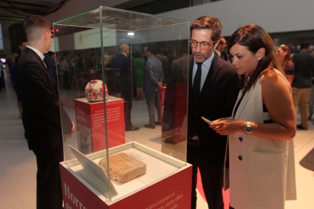 Ángel Angulo contempla una de las piedras del terremoto de Lorca expuestas en el aeropuerto