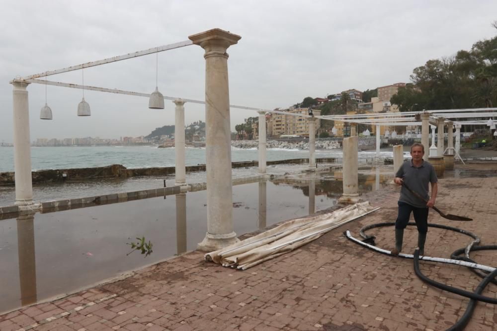 Arreglos en los Baños del Carmen tras los daños causados este fin de semana por la tormenta.