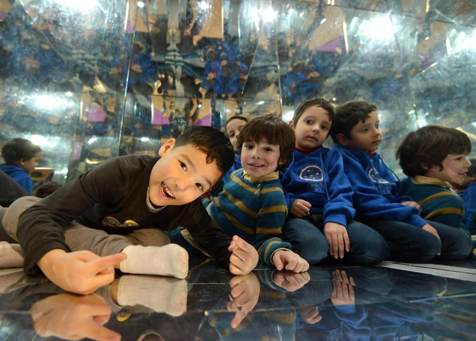 Los niños juegan en el Mercado en Pontevedra