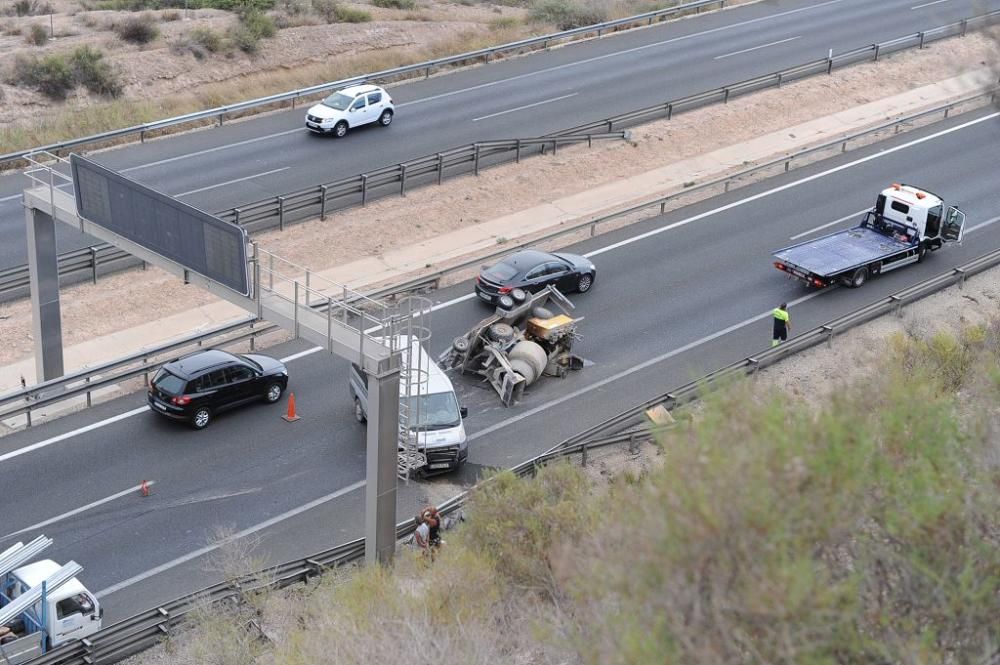 Atascos kilométricos tras el accidente de una furgoneta en la A7