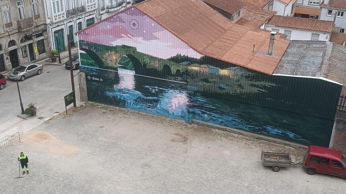 El mural de Negreira, ya terminado, es obra de Fernando Yáñez para Estrelas Solidarias no Camiño