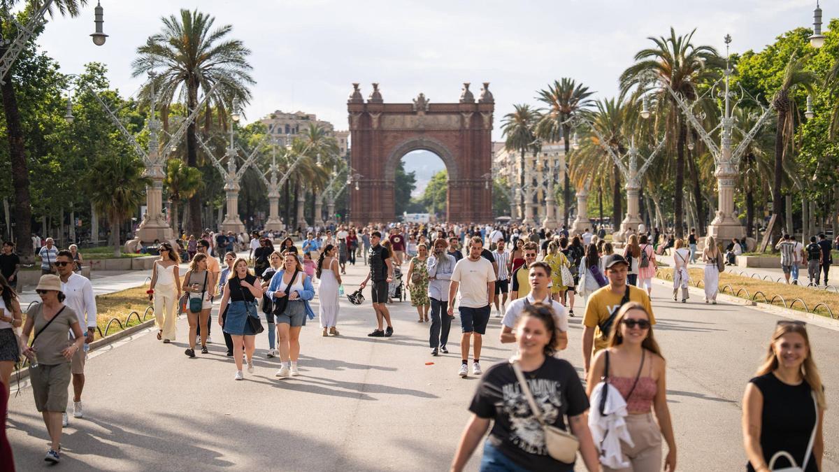 Turistas en Arc de Triomf el pasado domingo, en Barcelona.
