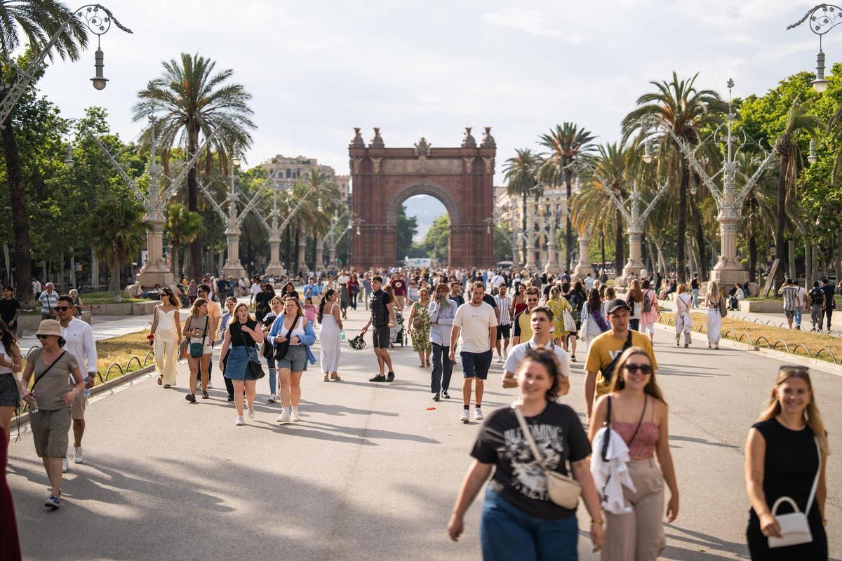 Turistas en el Arco del Triunfo este domingo, Barcelona.