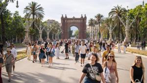 Turistas en el Arco del Triunfo este domingo, Barcelona.