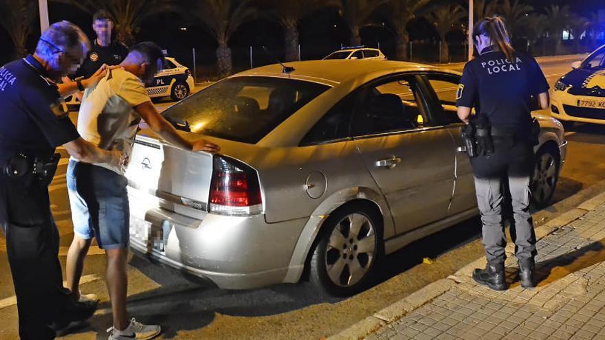 La Policía Local registra a un hombre tras darle el alto.