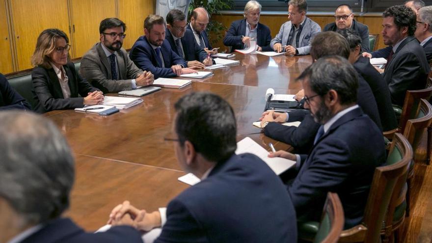 Reunión entre Gobierno, representantes de la Xunta, del Principado de Asturias, de CCOO y UGT y de Alcoa.