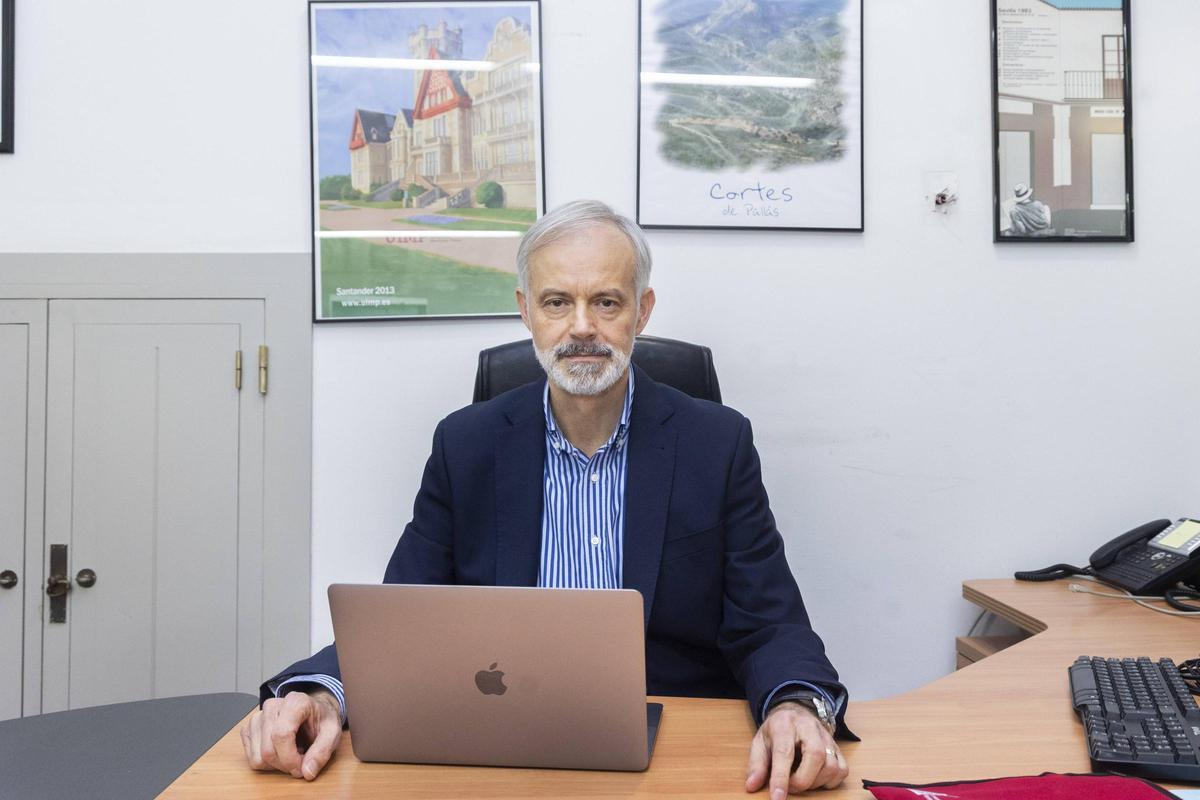 Vicent J. Martínez en su despacho en la UIMP