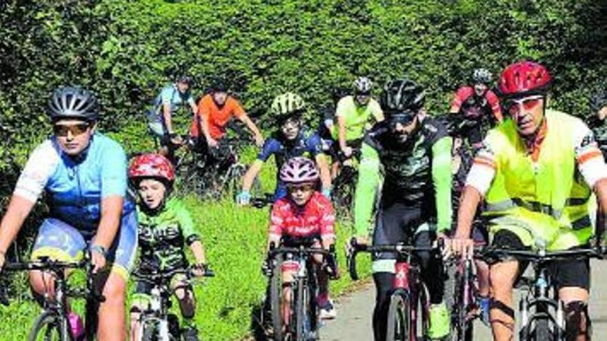 Un momento de la quedada familiar y, a la izquierda, uno de los carriles bici de Lugones.|  | CEDIDA A LNE