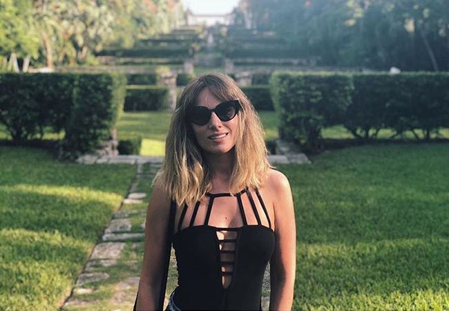 Edurne posando en unos jardínes