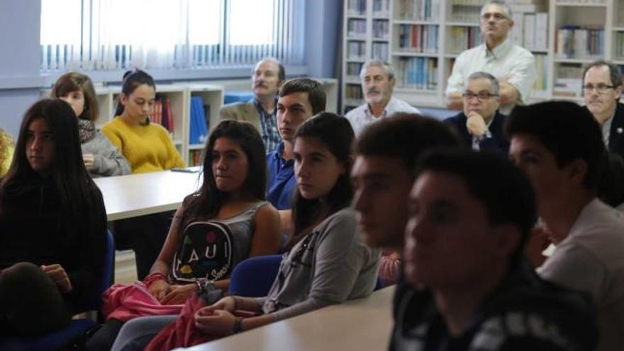 Alumnos y profesores, atentos durante la ciberconferencia.