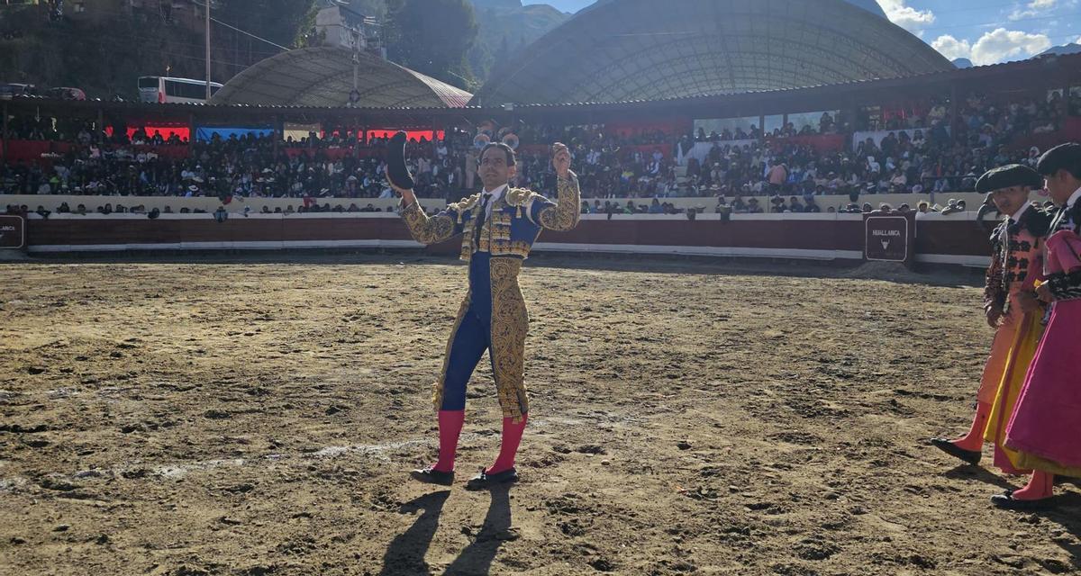 El torero valenciano Miguel Giménez en la plaza de Huallanca, ayer.
