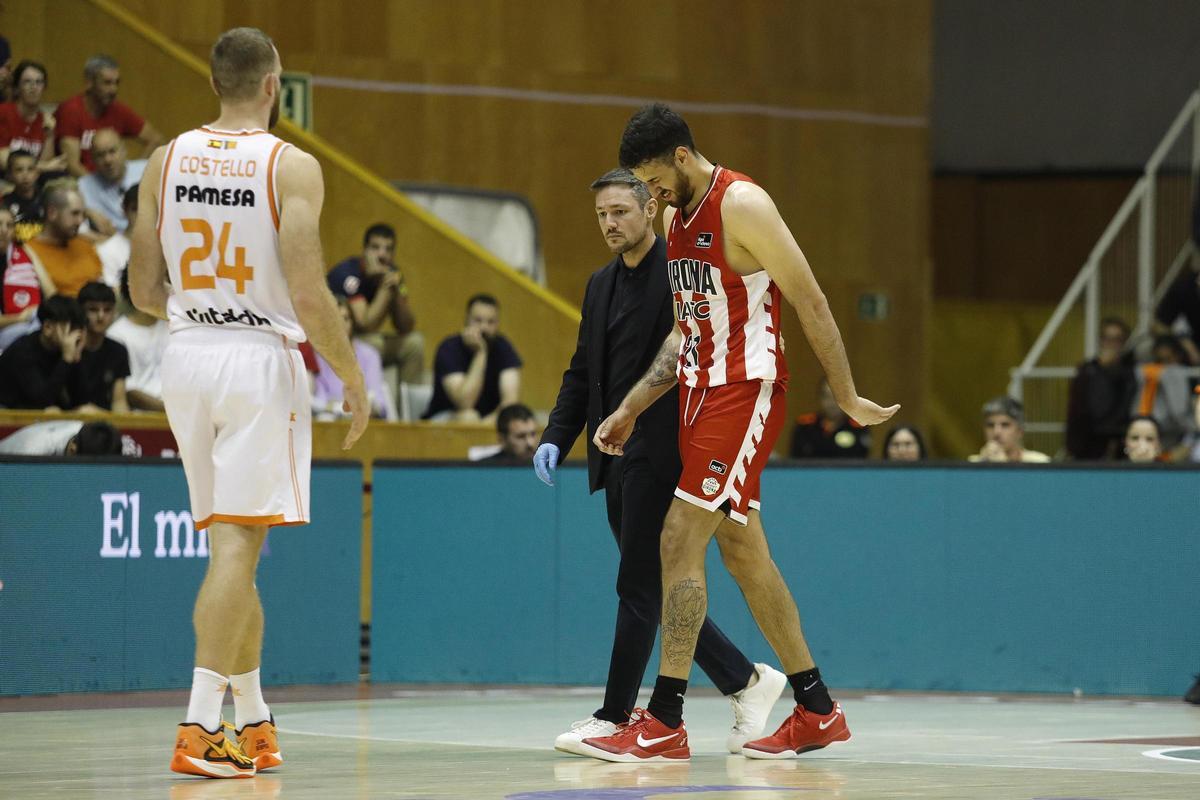El pivot Juan Fernández es retira lesionat durant el Bàsquet Girona-València Bàsquet de dissabte passat.