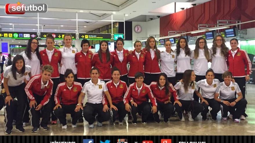 La selección femenina, antes de tomar el vuelo en Barajas. // RFEF