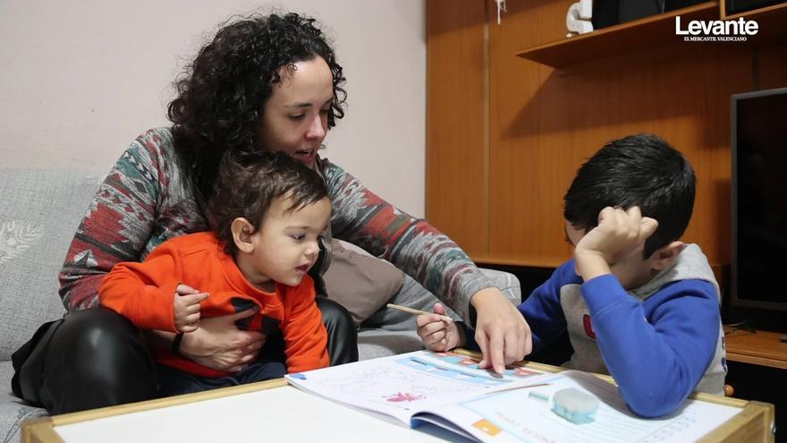 La madre del niño sin profesor: &quot;Si fuera yo la que no llevara a Samir al colegio intervendría Servicios Sociales&quot;