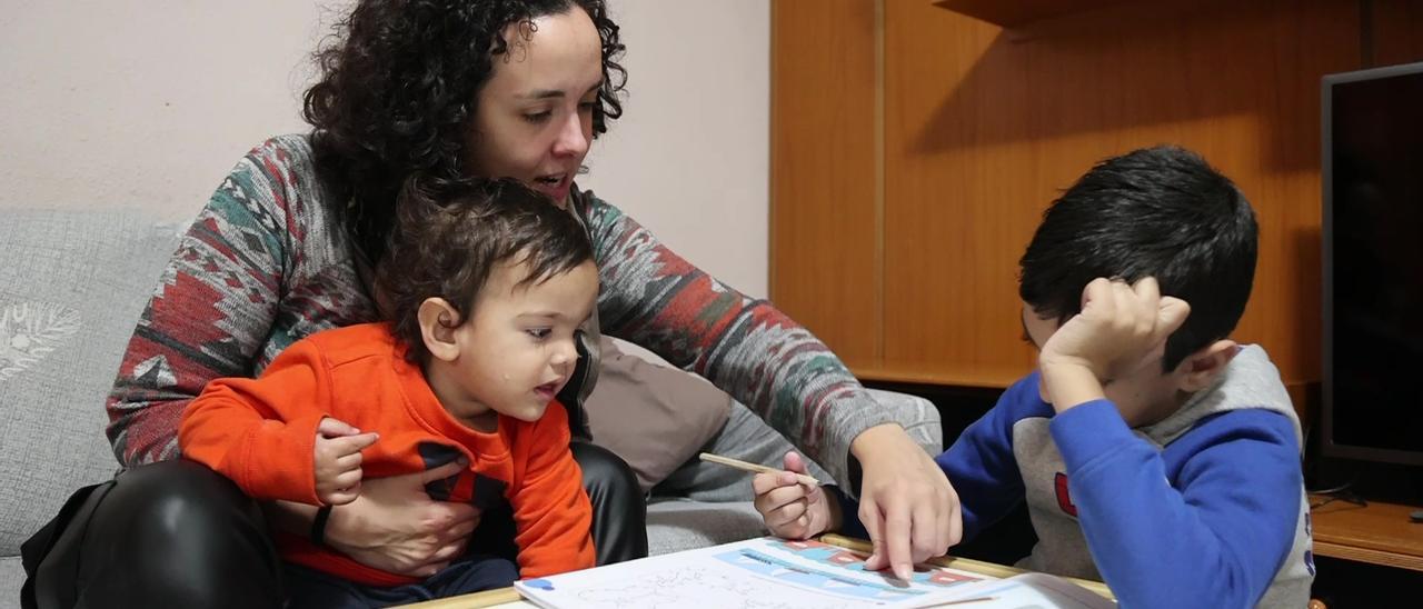 Una madre espera desde septiembre la llegada del profesor a domicilio que solicitó para su hijo con enfermedad rara y grave
