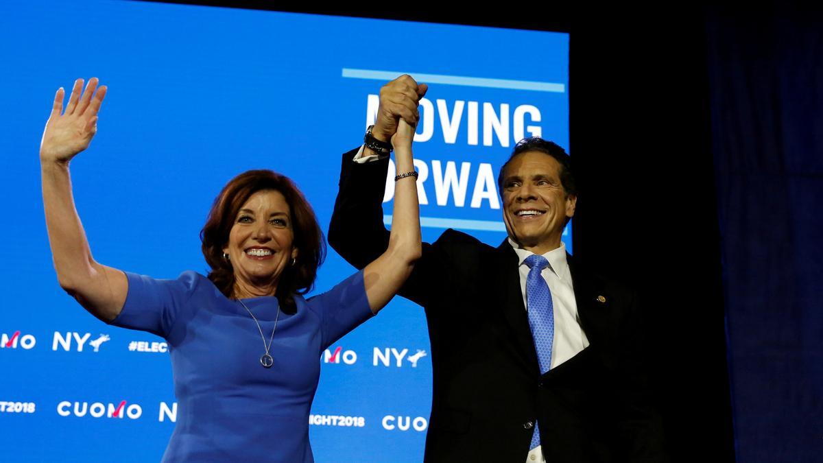 Kathy Hochul y Andrew Cuomo saludan a simpatizantes tras ser reelegidos en noviembre de 2018.