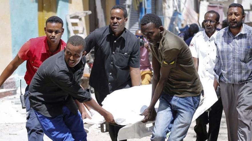 Al menos 12 muertos y 15 heridos al estallar un coche bomba en Mogadiscio